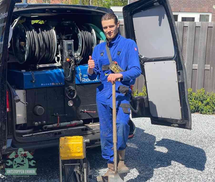 Een tevreden monteur met opgestoken duim naast de bestelbus, slim ingrijpen bespaart kosten bij een verstopte afvoer in Emmen