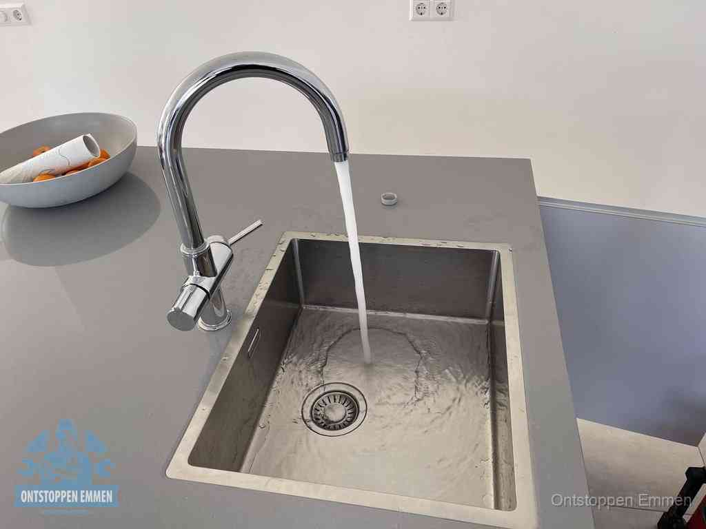 Een vrij doorstromende rvs spoelbak waar het water moeiteloos wegloopt, het resultaat van slim onderhoud dat geld bespaart in Emmen