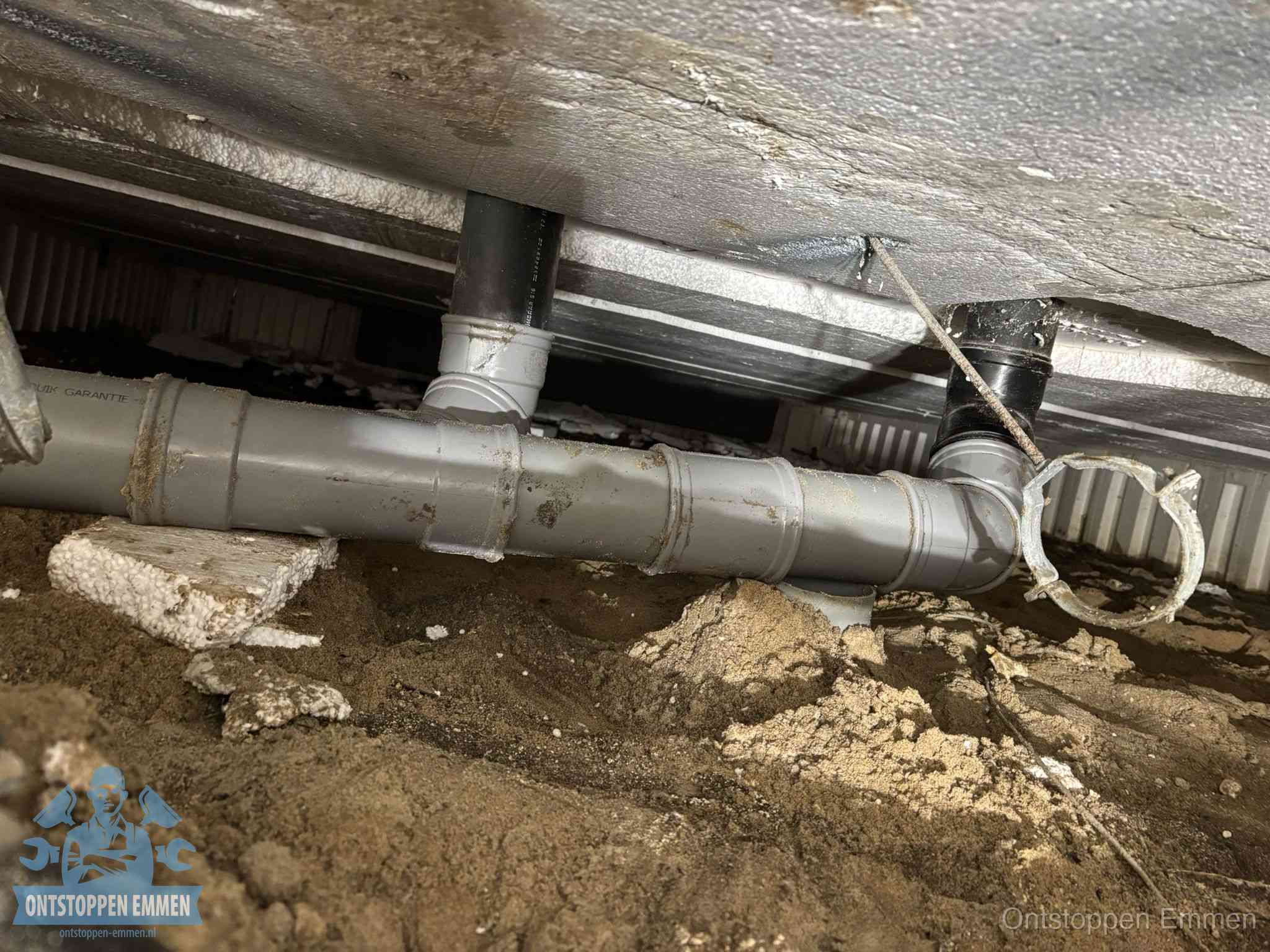 PVC-buizen in de kruipruimte van een gemengd of gescheiden rioolstelsel in Emmen