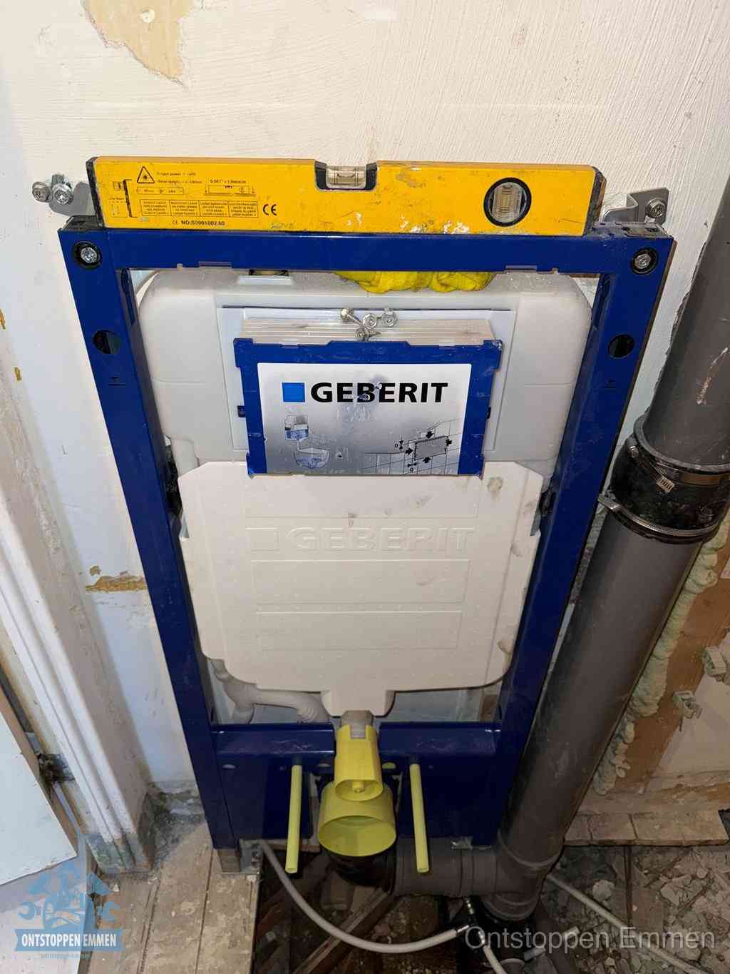 Een Geberit inbouwreservoir met frame voor een hangtoilet tegen de wand, met de afvoerbocht naar de vloer, kenmerkend voor een verstopt hangtoilet in Emmen