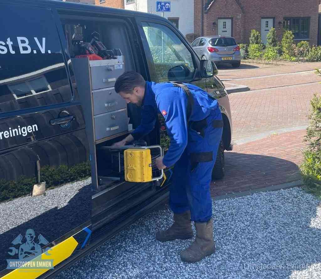 Een monteur pakt apparatuur uit de bedrijfsbus voor service aan huis, het moment om een professional in te schakelen in Emmen
