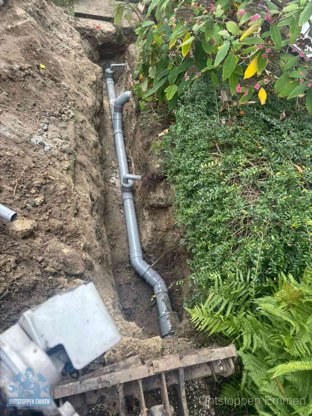 Open sleuf met nieuwe PVC-buizen, riool repareren en vervangen in Emmen