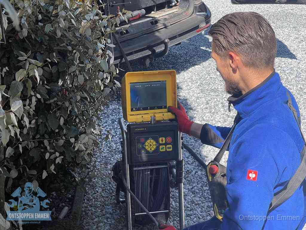 Monteur bedient een rioolinspectiecamera met monitor voor rioolinspectie in Emmen