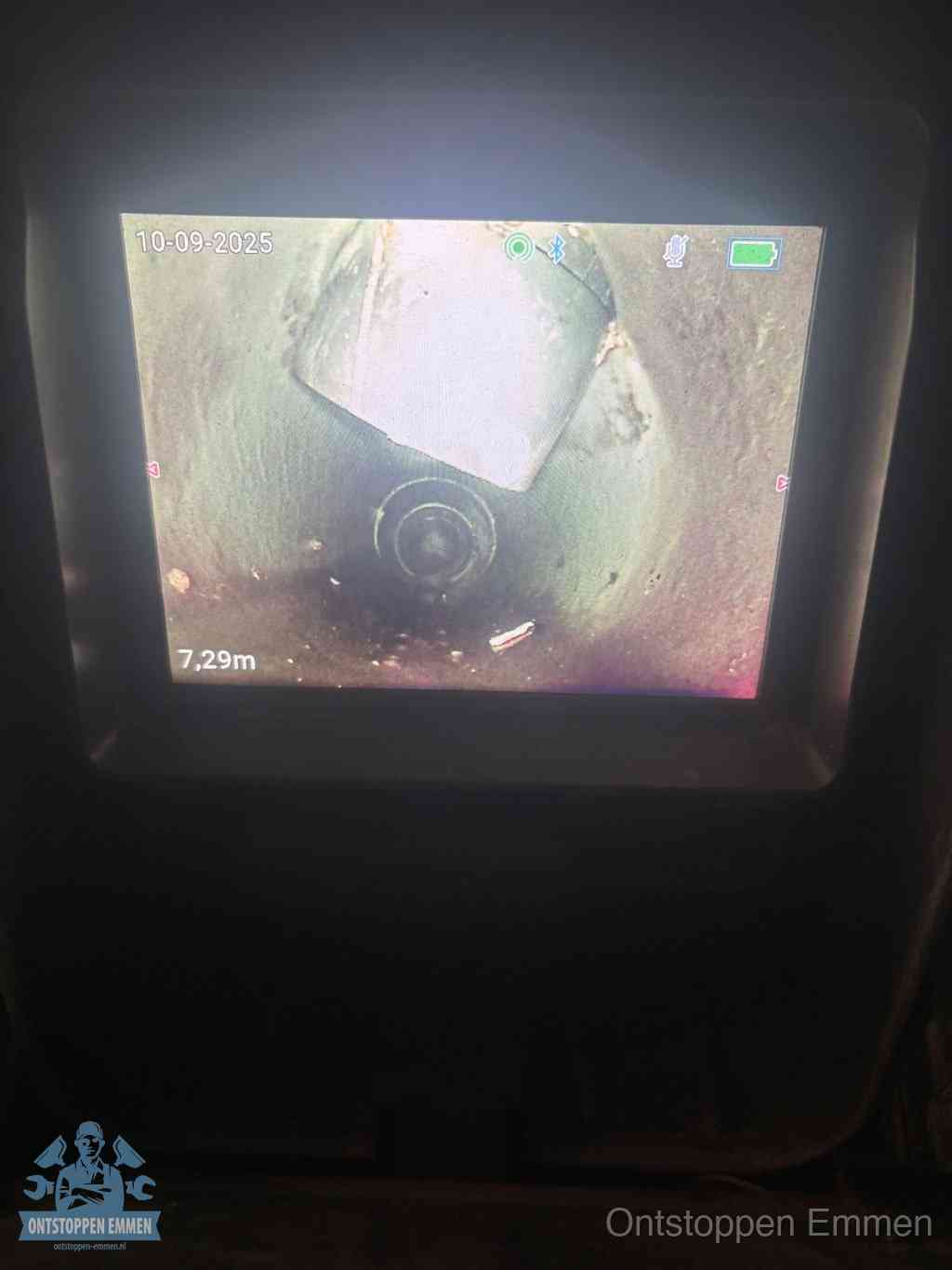 Camerabeeld van een verzakte rioolbuis diep onder de grond, een rioolverzakking in Emmen