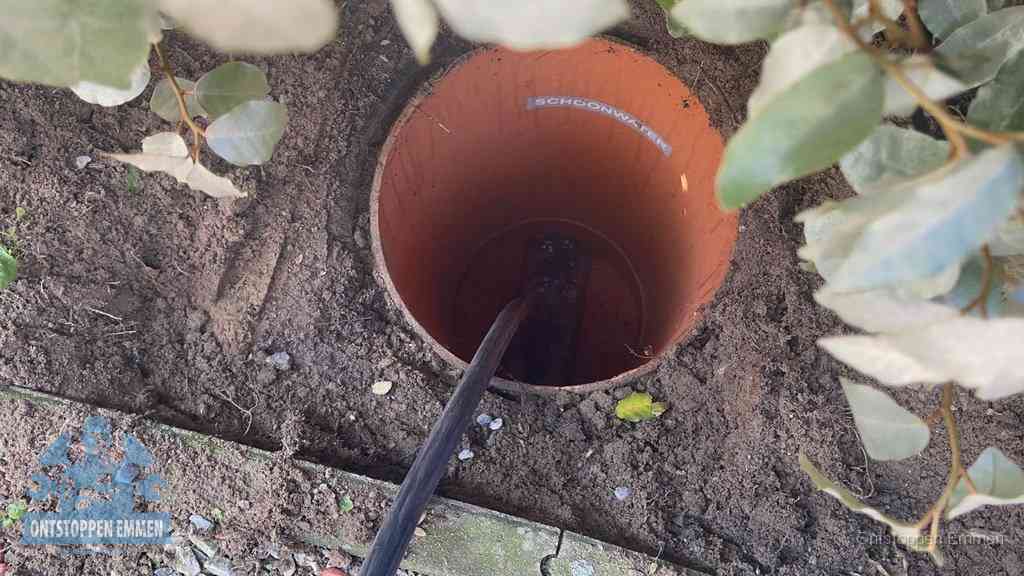 Open inspectieput in de tuin waar een veer rioolvliegjes en stankoverlast aanpakt in Emmen