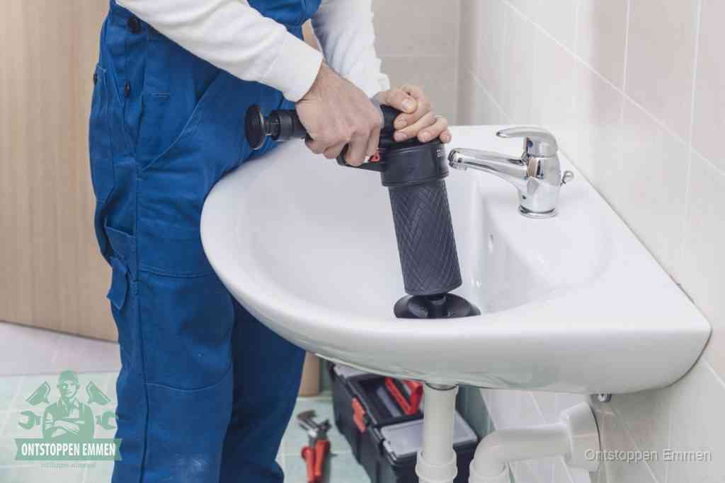 Een te ruwe doe-het-zelf poging met een hand-pomp op de afvoer van een badkamer-wastafel, een van de veelgemaakte fouten bij afvoer ontstoppen in Emmen