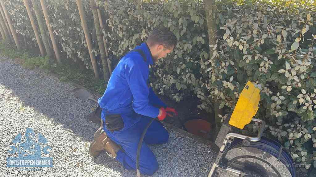 Monteur aan het werk bij een rioolput, de werkwijze voor riool ontstoppen in Emmen