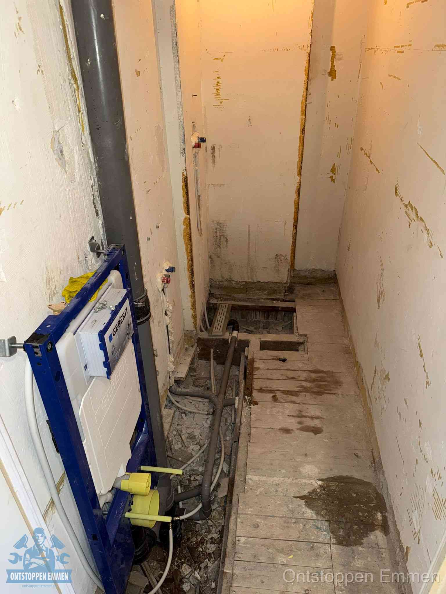 Een opgebroken toiletruimte tijdens renovatie met een Geberit inbouwreservoir en blootliggende oude afvoerleidingen, typisch voor oudere woningen in Emmen