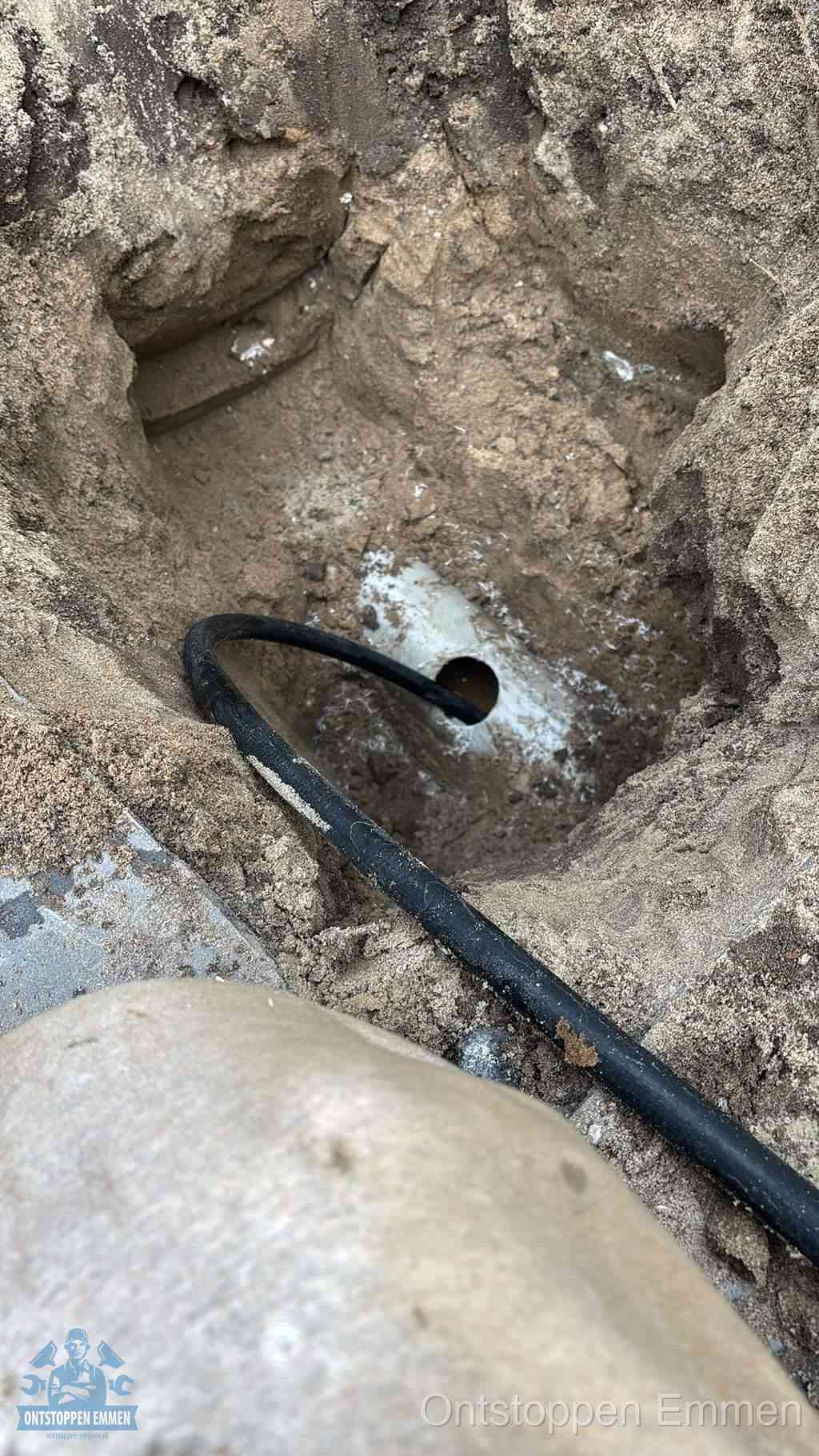 Uitgegraven rioolbuis in de grond, hulp om zelf het riool te ontstoppen in Emmen